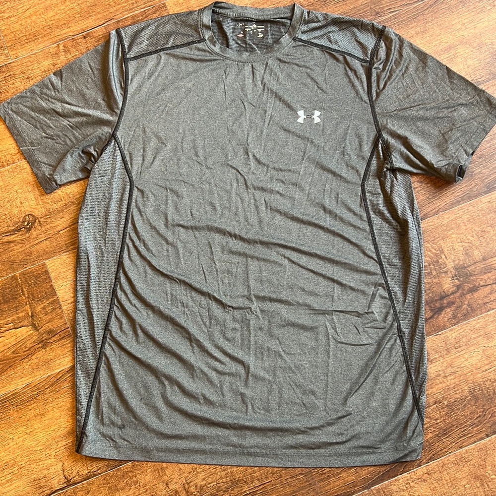 Men’s dark gray, Under Armour fitted t-shirt. Size X-large. Gently used.